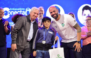 Programa Embaixadores Conecta OZ homenageia alunos e professores da rede municipal de ensino de Osasco